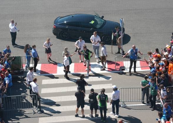 29.06.2025, Red Bull Ring, Spielberg, Formel 1 Großer Preis von Österreich 2025 , im Bild Nico Hülkenberg (DEU), Stake F1 Team Kick Sauber unterschreibt Autogramme an die zahlreichen Fans. (Photo by Hasan Bratic DeFodi Images)