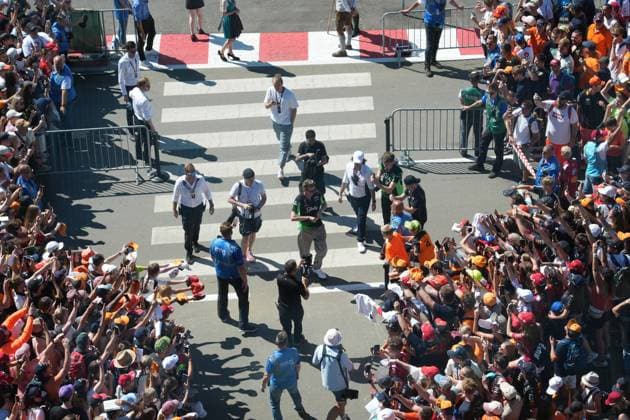 29.06.2025, Red Bull Ring, Spielberg, Formel 1 Großer Preis von Österreich 2025 , im Bild Nico Hülkenberg (DEU), Stake F1 Team Kick Sauber unterschreibt Autogramme an die zahlreichen Fans. (Photo by Hasan Bratic DeFodi Images)