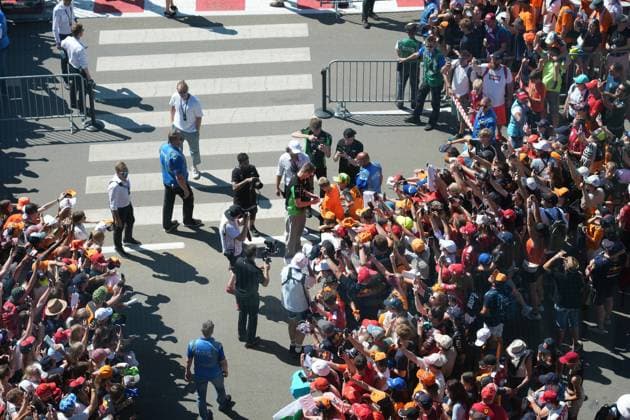 29.06.2025, Red Bull Ring, Spielberg, Formel 1 Großer Preis von Österreich 2025 , im Bild Nico Hülkenberg (DEU), Stake F1 Team Kick Sauber unterschreibt Autogramme an die zahlreichen Fans. (Photo by Hasan Bratic DeFodi Images)