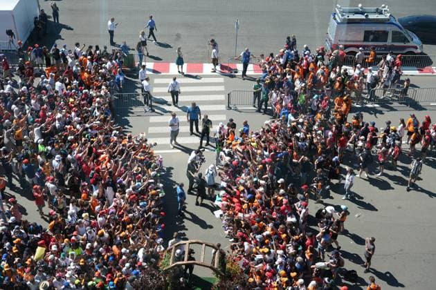 29.06.2025, Red Bull Ring, Spielberg, Formel 1 Großer Preis von Österreich 2025 , im Bild Nico Hülkenberg (DEU), Stake F1 Team Kick Sauber unterschreibt Autogramme an die zahlreichen Fans. (Photo by Hasan Bratic DeFodi Images)