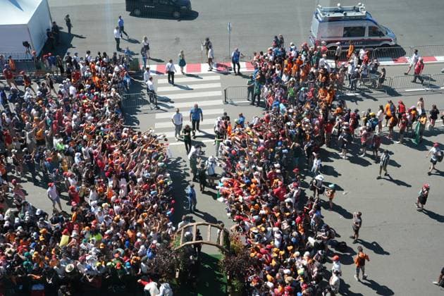 29.06.2025, Red Bull Ring, Spielberg, Formel 1 Großer Preis von Österreich 2025 , im Bild Nico Hülkenberg (DEU), Stake F1 Team Kick Sauber unterschreibt Autogramme an die zahlreichen Fans. (Photo by Hasan Bratic DeFodi Images)