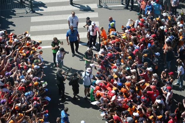29.06.2025, Red Bull Ring, Spielberg, Formel 1 Großer Preis von Österreich 2025 , im Bild Nico Hülkenberg (DEU), Stake F1 Team Kick Sauber unterschreibt Autogramme an die zahlreichen Fans. (Photo by Hasan Bratic DeFodi Images)