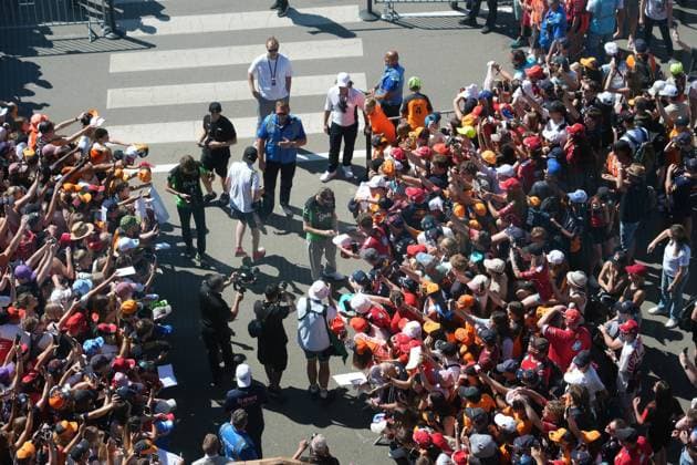 29.06.2025, Red Bull Ring, Spielberg, Formel 1 Großer Preis von Österreich 2025 , im Bild Nico Hülkenberg (DEU), Stake F1 Team Kick Sauber unterschreibt Autogramme an die zahlreichen Fans. (Photo by Hasan Bratic DeFodi Images)