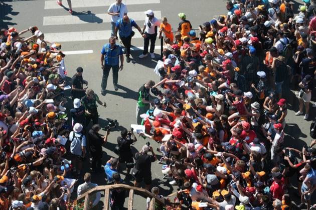 29.06.2025, Red Bull Ring, Spielberg, Formel 1 Großer Preis von Österreich 2025 , im Bild Nico Hülkenberg (DEU), Stake F1 Team Kick Sauber unterschreibt Autogramme an die zahlreichen Fans. (Photo by Hasan Bratic DeFodi Images)