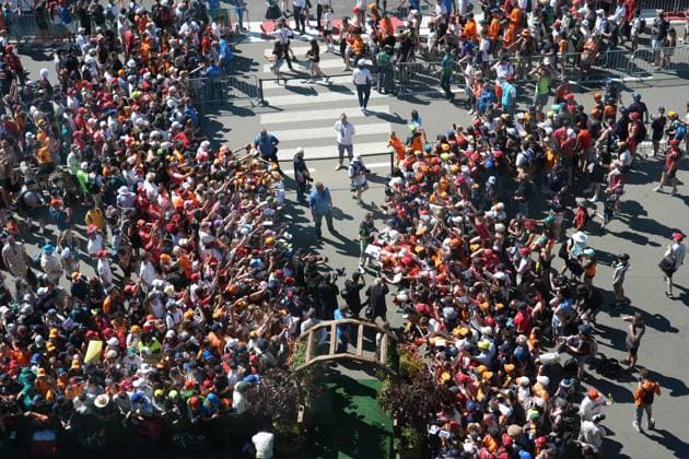 29.06.2025, Red Bull Ring, Spielberg, Formel 1 Großer Preis von Österreich 2025 , im Bild Nico Hülkenberg (DEU), Stake F1 Team Kick Sauber unterschreibt Autogramme an die zahlreichen Fans. (Photo by Hasan Bratic DeFodi Images)