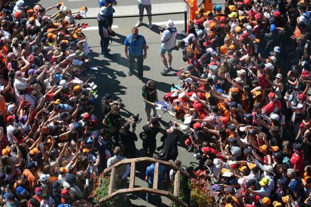 29.06.2025, Red Bull Ring, Spielberg, Formel 1 Großer Preis von Österreich 2025 , im Bild Nico Hülkenberg (DEU), Stake F1 Team Kick Sauber unterschreibt Autogramme an die zahlreichen Fans. (Photo by Hasan Bratic DeFodi Images)