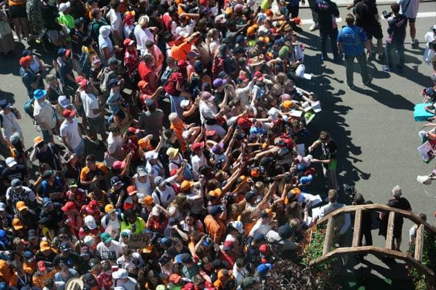 29.06.2025, Red Bull Ring, Spielberg, Formel 1 Großer Preis von Österreich 2025 , im Bild Nico Hülkenberg (DEU), Stake F1 Team Kick Sauber unterschreibt Autogramme an die zahlreichen Fans. (Photo by Hasan Bratic DeFodi Images)