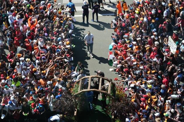 29.06.2025, Red Bull Ring, Spielberg, Formel 1 Großer Preis von Österreich 2025 , im Bild Nico Hülkenberg (DEU), Stake F1 Team Kick Sauber unterschreibt Autogramme an die zahlreichen Fans. (Photo by Hasan Bratic DeFodi Images)