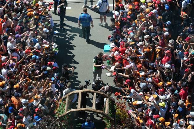 29.06.2025, Red Bull Ring, Spielberg, Formel 1 Großer Preis von Österreich 2025 , im Bild Nico Hülkenberg (DEU), Stake F1 Team Kick Sauber unterschreibt Autogramme an die zahlreichen Fans. (Photo by Hasan Bratic DeFodi Images)
