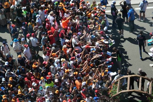 29.06.2025, Red Bull Ring, Spielberg, Formel 1 Großer Preis von Österreich 2025 , im Bild Nico Hülkenberg (DEU), Stake F1 Team Kick Sauber unterschreibt Autogramme an die zahlreichen Fans. (Photo by Hasan Bratic DeFodi Images)