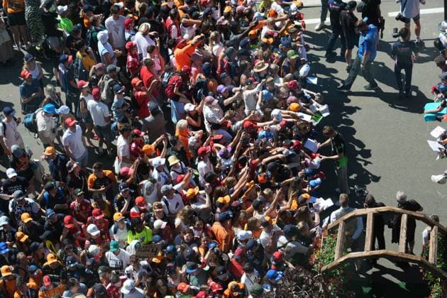 29.06.2025, Red Bull Ring, Spielberg, Formel 1 Großer Preis von Österreich 2025 , im Bild Nico Hülkenberg (DEU), Stake F1 Team Kick Sauber unterschreibt Autogramme an die zahlreichen Fans. (Photo by Hasan Bratic DeFodi Images)