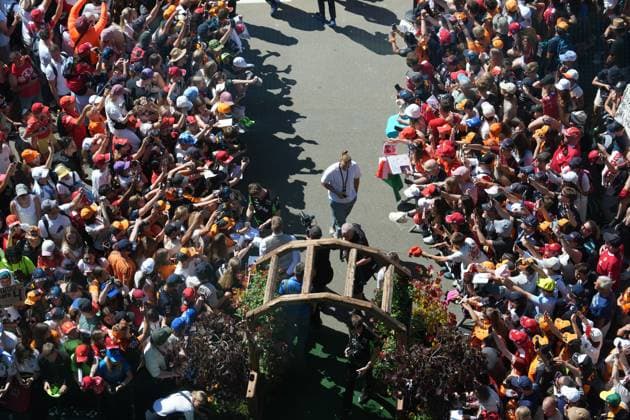 29.06.2025, Red Bull Ring, Spielberg, Formel 1 Großer Preis von Österreich 2025 , im Bild Nico Hülkenberg (DEU), Stake F1 Team Kick Sauber unterschreibt Autogramme an die zahlreichen Fans. (Photo by Hasan Bratic DeFodi Images)
