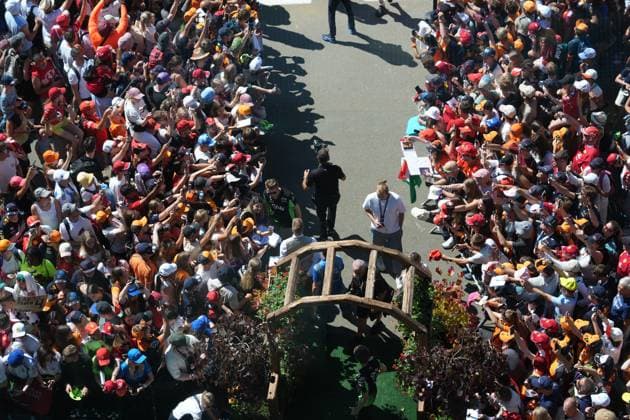 29.06.2025, Red Bull Ring, Spielberg, Formel 1 Großer Preis von Österreich 2025 , im Bild Nico Hülkenberg (DEU), Stake F1 Team Kick Sauber unterschreibt Autogramme an die zahlreichen Fans. (Photo by Hasan Bratic DeFodi Images)