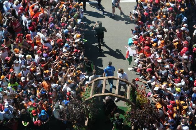 29.06.2025, Red Bull Ring, Spielberg, Formel 1 Großer Preis von Österreich 2025 , im Bild Nico Hülkenberg (DEU), Stake F1 Team Kick Sauber unterschreibt Autogramme an die zahlreichen Fans. (Photo by Hasan Bratic DeFodi Images)