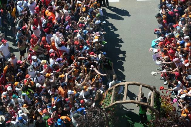29.06.2025, Red Bull Ring, Spielberg, Formel 1 Großer Preis von Österreich 2025 , im Bild Nico Hülkenberg (DEU), Stake F1 Team Kick Sauber unterschreibt Autogramme an die zahlreichen Fans. (Photo by Hasan Bratic DeFodi Images)