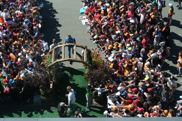 29.06.2025, Red Bull Ring, Spielberg, Formel 1 Großer Preis von Österreich 2025 , im Bild Nico Hülkenberg (DEU), Stake F1 Team Kick Sauber unterschreibt Autogramme an die zahlreichen Fans. (Photo by Hasan Bratic DeFodi Images)
