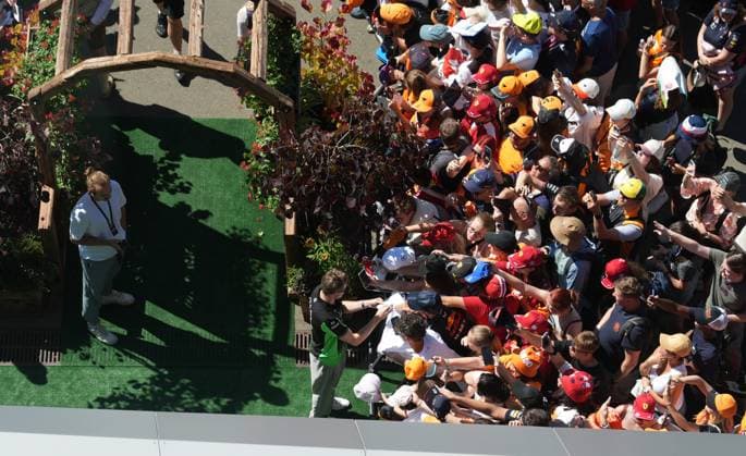 29.06.2025, Red Bull Ring, Spielberg, Formel 1 Großer Preis von Österreich 2025 , im Bild Nico Hülkenberg (DEU), Stake F1 Team Kick Sauber unterschreibt Autogramme an die zahlreichen Fans. (Photo by Hasan Bratic DeFodi Images)