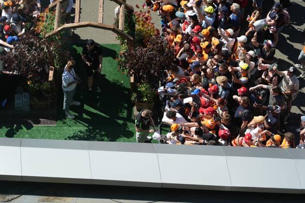 29.06.2025, Red Bull Ring, Spielberg, Formel 1 Großer Preis von Österreich 2025 , im Bild Nico Hülkenberg (DEU), Stake F1 Team Kick Sauber unterschreibt Autogramme an die zahlreichen Fans. (Photo by Hasan Bratic DeFodi Images)