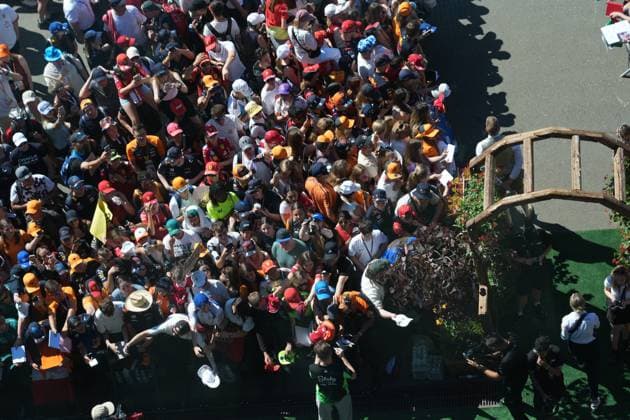 29.06.2025, Red Bull Ring, Spielberg, Formel 1 Großer Preis von Österreich 2025 , im Bild Nico Hülkenberg (DEU), Stake F1 Team Kick Sauber unterschreibt Autogramme an die zahlreichen Fans. (Photo by Hasan Bratic DeFodi Images)