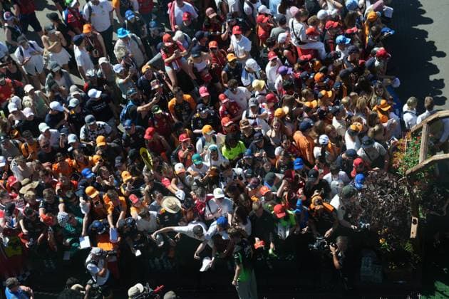 29.06.2025, Red Bull Ring, Spielberg, Formel 1 Großer Preis von Österreich 2025 , im Bild Nico Hülkenberg (DEU), Stake F1 Team Kick Sauber unterschreibt Autogramme an die zahlreichen Fans. (Photo by Hasan Bratic DeFodi Images)