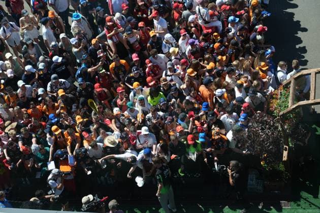 29.06.2025, Red Bull Ring, Spielberg, Formel 1 Großer Preis von Österreich 2025 , im Bild Nico Hülkenberg (DEU), Stake F1 Team Kick Sauber unterschreibt Autogramme an die zahlreichen Fans. (Photo by Hasan Bratic DeFodi Images)