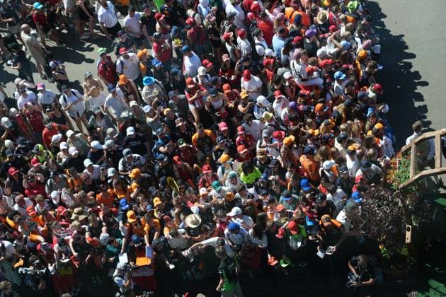 29.06.2025, Red Bull Ring, Spielberg, Formel 1 Großer Preis von Österreich 2025 , im Bild Nico Hülkenberg (DEU), Stake F1 Team Kick Sauber unterschreibt Autogramme an die zahlreichen Fans. (Photo by Hasan Bratic DeFodi Images)