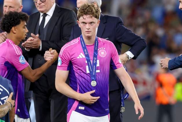 Paul Wanner (Germany) schaut nach dem Erhalt der Silbermedaille enttaeuscht, UEFA European Under-21 Championship 2025 Final, England v Germany Final, National Football Stadium am 28. June 2025 in Bratislava, Slowakei. (Foto von Marco Steinbrenner DeFodi Images) Paul Wanner (Germany) looks disappointed after receiving the silver medal, UEFA European Under-21 Championship 2025 Final, England v Germany Final, National Football Stadium, June 28, 2025 in Bratislava, Slovakia. (Photo by Marco Steinbrenner DeFodi Images) *** Paul Wanner Germany looks disappointed after receiving the silver medal, UEFA European Under 21 Championship 2025 Final, England v Germany Final, National Football Stadium on June 28, 2025 in Bratislava, Slovakia Photo by Marco Steinbrenner DeFodi Images Paul Wanner Germany looks disappointed after receiving the silver medal, UEFA European Under 21 Championship 2025 Final, England v Germany Final, National Football Stadium, June 28, 2025 in Bratislava, Slovakia Photo by Marco Steinbrenner DeFodi Images
