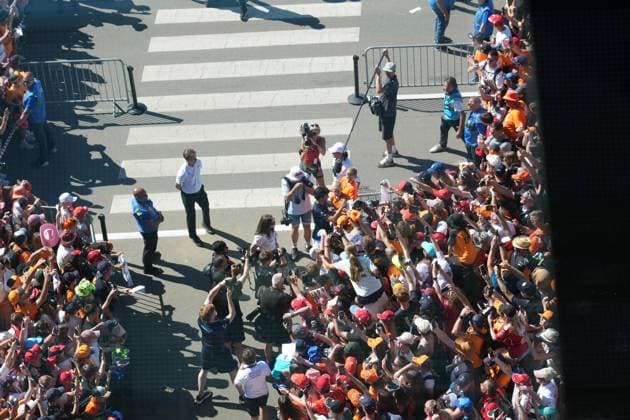 Formel 1 Großer Preis von Österreich 2025 29.06.2025, Red Bull Ring, Spielberg, Formel 1 Großer Preis von Österreich 2025 , im Bild Carlos Sainz Jr. (ESP), Atlassian Williams Racing unterschreibt Autogramme.