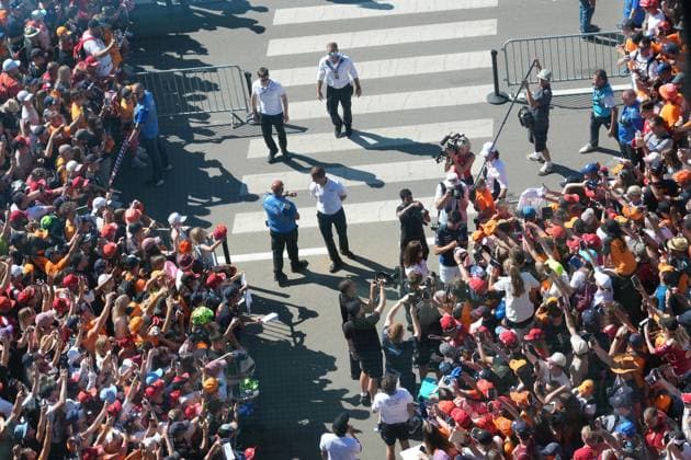 Formel 1 Großer Preis von Österreich 2025 29.06.2025, Red Bull Ring, Spielberg, Formel 1 Großer Preis von Österreich 2025 , im Bild Carlos Sainz Jr. (ESP), Atlassian Williams Racing unterschreibt Autogramme.