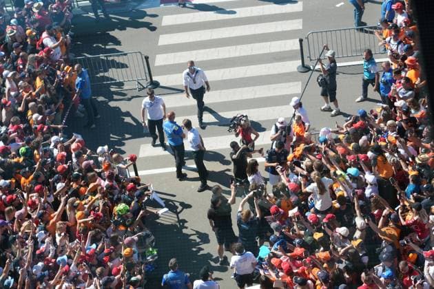 Formel 1 Großer Preis von Österreich 2025 29.06.2025, Red Bull Ring, Spielberg, Formel 1 Großer Preis von Österreich 2025 , im Bild Carlos Sainz Jr. (ESP), Atlassian Williams Racing unterschreibt Autogramme.