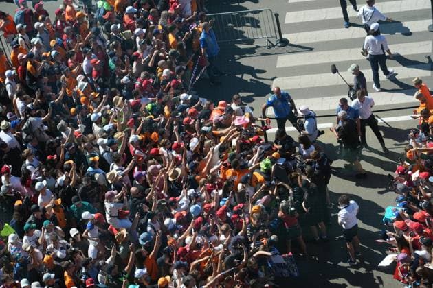 Formel 1 Großer Preis von Österreich 2025 29.06.2025, Red Bull Ring, Spielberg, Formel 1 Großer Preis von Österreich 2025 , im Bild Carlos Sainz Jr. (ESP), Atlassian Williams Racing unterschreibt Autogramme.