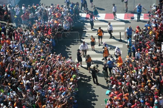Formel 1 Großer Preis von Österreich 2025 29.06.2025, Red Bull Ring, Spielberg, Formel 1 Großer Preis von Österreich 2025 , im Bild Oscar Piastri (AUS), McLaren F1 Team unterschreibt Autogramme.