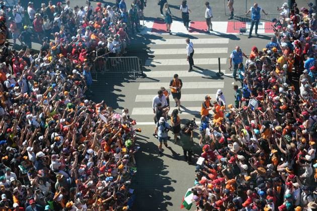 Formel 1 Großer Preis von Österreich 2025 29.06.2025, Red Bull Ring, Spielberg, Formel 1 Großer Preis von Österreich 2025 , im Bild Oscar Piastri (AUS), McLaren F1 Team unterschreibt Autogramme.