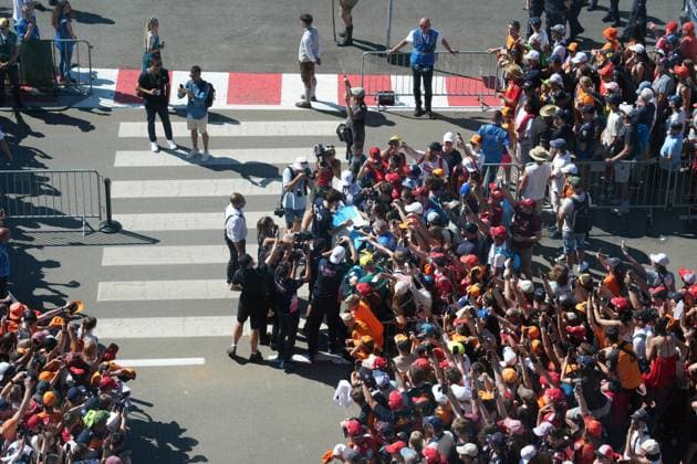 Formel 1 Großer Preis von Österreich 2025 29.06.2025, Red Bull Ring, Spielberg, Formel 1 Großer Preis von Österreich 2025 , im Bild Franco Colapinto (ARG), BWT Alpine F1 Team unterschreibt Autogramme.