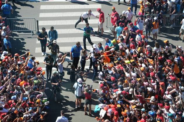 Formel 1 Großer Preis von Österreich 2025 29.06.2025, Red Bull Ring, Spielberg, Formel 1 Großer Preis von Österreich 2025 , im Bild Franco Colapinto (ARG), BWT Alpine F1 Team unterschreibt Autogramme.