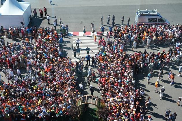 Formel 1 Großer Preis von Österreich 2025 29.06.2025, Red Bull Ring, Spielberg, Formel 1 Großer Preis von Österreich 2025 , im Bild Franco Colapinto (ARG), BWT Alpine F1 Team unterschreibt Autogramme.