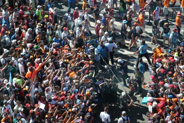 Formel 1 Großer Preis von Österreich 2025 29.06.2025, Red Bull Ring, Spielberg, Formel 1 Großer Preis von Österreich 2025 , im Bild Franco Colapinto (ARG), BWT Alpine F1 Team unterschreibt Autogramme.