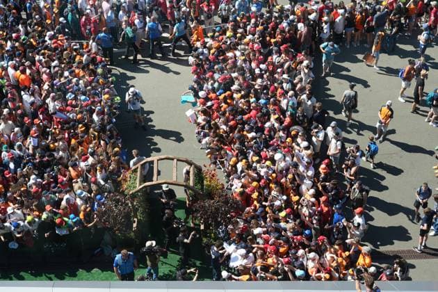 Formel 1 Großer Preis von Österreich 2025 29.06.2025, Red Bull Ring, Spielberg, Formel 1 Großer Preis von Österreich 2025 , im Bild Franco Colapinto (ARG), BWT Alpine F1 Team unterschreibt Autogramme.