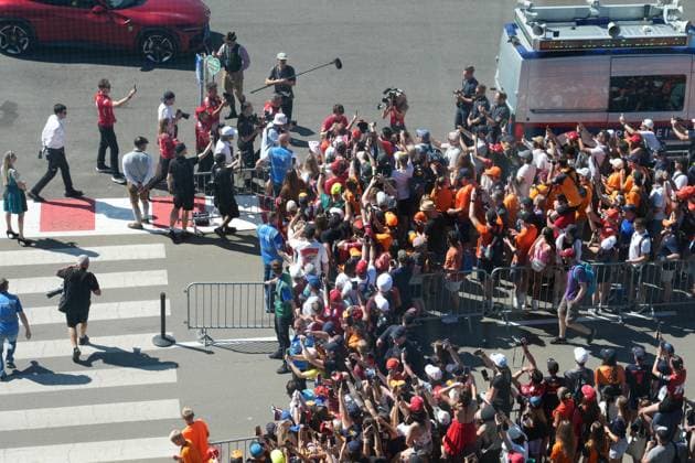 Formel 1 Großer Preis von Österreich 2025 29.06.2025, Red Bull Ring, Spielberg, Formel 1 Großer Preis von Österreich 2025 , im Bild Charles Leclerc (MCO), Scuderia Ferrari HP unterschreibt Autogramme.