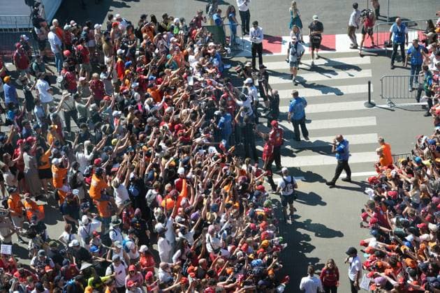 Formel 1 Großer Preis von Österreich 2025 29.06.2025, Red Bull Ring, Spielberg, Formel 1 Großer Preis von Österreich 2025 , im Bild Charles Leclerc (MCO), Scuderia Ferrari HP unterschreibt Autogramme.