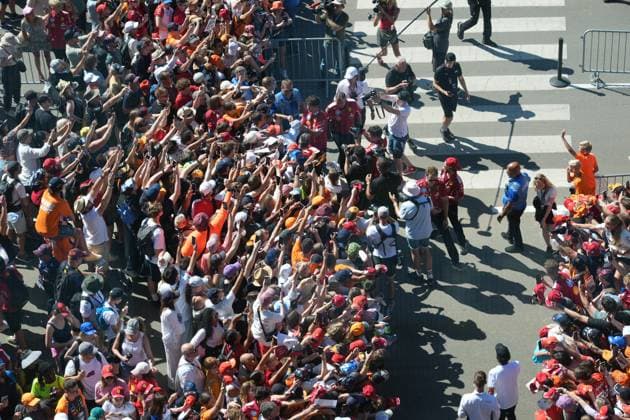 Formel 1 Großer Preis von Österreich 2025 29.06.2025, Red Bull Ring, Spielberg, Formel 1 Großer Preis von Österreich 2025 , im Bild Charles Leclerc (MCO), Scuderia Ferrari HP unterschreibt Autogramme.