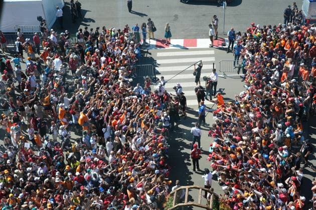 Formel 1 Großer Preis von Österreich 2025 29.06.2025, Red Bull Ring, Spielberg, Formel 1 Großer Preis von Österreich 2025 , im Bild Charles Leclerc (MCO), Scuderia Ferrari HP unterschreibt Autogramme.