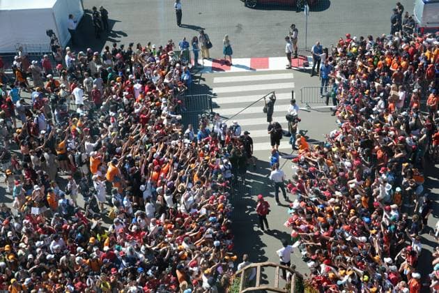 Formel 1 Großer Preis von Österreich 2025 29.06.2025, Red Bull Ring, Spielberg, Formel 1 Großer Preis von Österreich 2025 , im Bild Charles Leclerc (MCO), Scuderia Ferrari HP unterschreibt Autogramme.