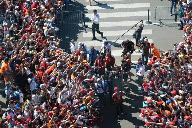 Formel 1 Großer Preis von Österreich 2025 29.06.2025, Red Bull Ring, Spielberg, Formel 1 Großer Preis von Österreich 2025 , im Bild Charles Leclerc (MCO), Scuderia Ferrari HP unterschreibt Autogramme.