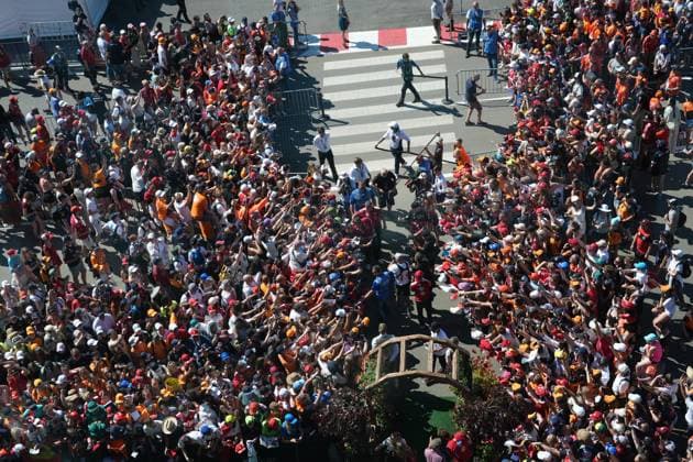 Formel 1 Großer Preis von Österreich 2025 29.06.2025, Red Bull Ring, Spielberg, Formel 1 Großer Preis von Österreich 2025 , im Bild Charles Leclerc (MCO), Scuderia Ferrari HP unterschreibt Autogramme.