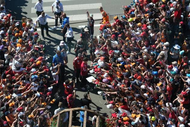 Formel 1 Großer Preis von Österreich 2025 29.06.2025, Red Bull Ring, Spielberg, Formel 1 Großer Preis von Österreich 2025 , im Bild Charles Leclerc (MCO), Scuderia Ferrari HP unterschreibt Autogramme.
