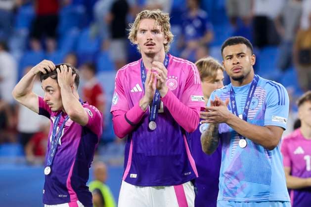 Paul Nebel (Germany), Nick Woltemade (Germany) und Torhueter Noah Atubolu (Germany) schauen nach dem Erhalt der Silbermedaille enttaeuscht, UEFA European Under-21 Championship 2025 Final, England v Germany Final, National Football Stadium am 28. June 2025 in Bratislava, Slowakei. (Foto von Marco Steinbrenner DeFodi Images) Paul Nebel (Germany), Nick Woltemade (Germany) und Torhueter Noah Atubolu (Germany) look disappointed after receiving the silver medal, UEFA European Under-21 Championship 2025 Final, England v Germany Final, National Football Stadium, June 28, 2025 in Bratislava, Slovakia. (Photo by Marco Steinbrenner DeFodi Images) *** Paul Nebel Germany , Nick Woltemade Germany and goalkeeper Noah Atubolu Germany look disappointed after receiving the silver medal, UEFA European Under 21 Championship 2025 Final, England v Germany Final, National Football Stadium on June 28, 2025 in Bratislava, Slovakia Photo by Marco Steinbrenner DeFodi Images Paul Nebel Germany , Nick Woltemade Germany and goalkeeper Noah Atubolu Germany look disappointed after receiving the silver medal, UEFA European Under 21 Championship 2025 Final, England v Germany Final, National Football Stadium, June 28, 2025 in Bratislava, Slovakia Photo by Marco Steinbrenner DeFodi Images