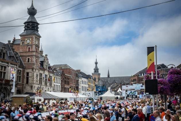 Fans gather at the start of the women s elite road race of the Belgian Cycling Championships, 132,8 km from and to the Grand Place square in Binche on Sunday 29 June 2025. DAVIDxPINTENS  x128047952x