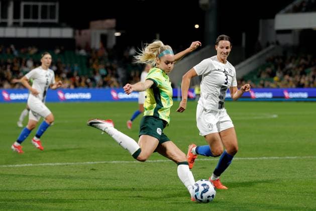SOCCER AUSTRALIA SLOVENIA, Ellie Carpenter of of Australia crosses the ball during the Women s friendly international soccer match between Australia and Slovenia at HBF Park in Perth, Sunday, June 29, 2025. ( NO ARCHIVING, EDITORIAL USE ONLY PERTH WESTERN AUSTRALIA AUSTRALIA  Copyright: xRICHARDxWAINWRIGHTx 20250629128097105120