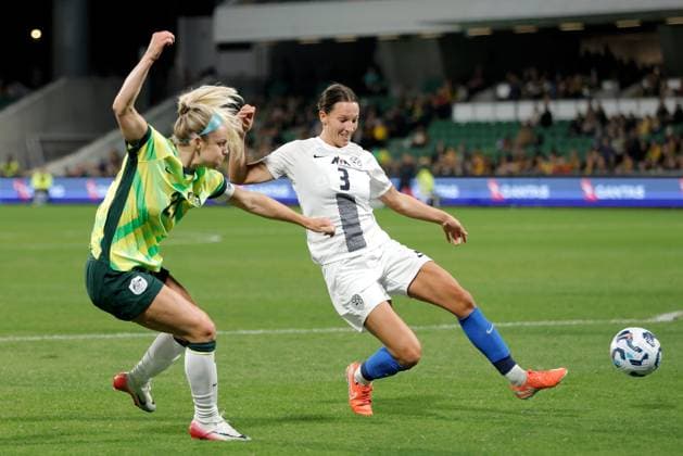SOCCER AUSTRALIA SLOVENIA, Ellie Carpenter of of Australia crosses the ball during the Women s friendly international soccer match between Australia and Slovenia at HBF Park in Perth, Sunday, June 29, 2025. ( NO ARCHIVING, EDITORIAL USE ONLY PERTH WESTERN AUSTRALIA AUSTRALIA  Copyright: xRICHARDxWAINWRIGHTx 20250629134679788748